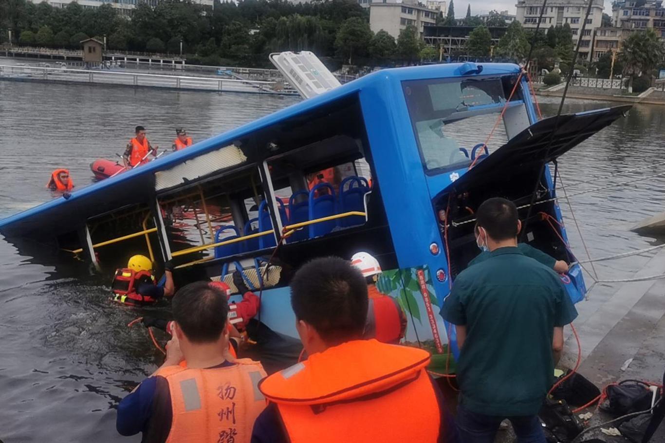 Bus crash in China: 21 dead, 15 injured
